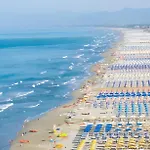 Viareggio Apartments Дом отдыха
